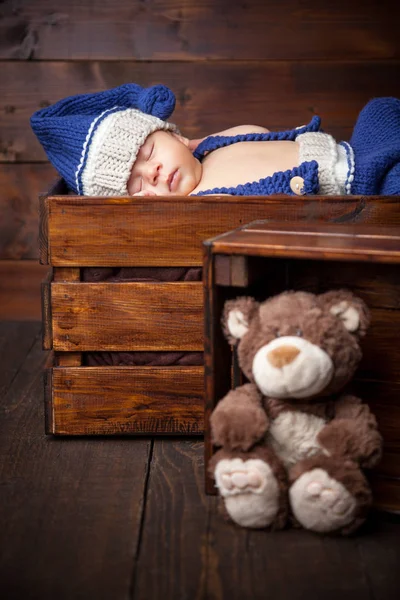 Doux petit nouveau-né dans une caisse en bois — Photo