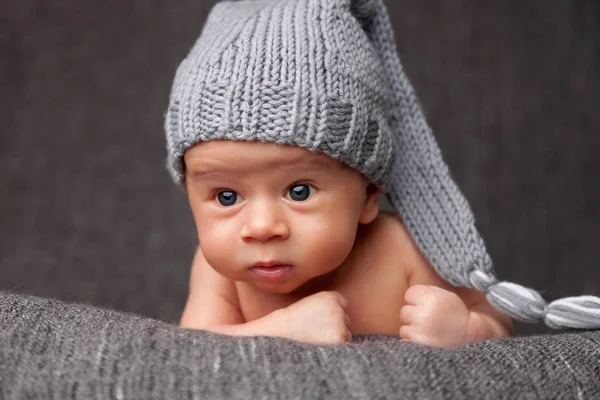 Hermoso recién nacido con un lindo sombrero gris — Foto de Stock