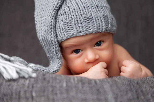 Hermoso recién nacido con un lindo sombrero gris — Foto de Stock