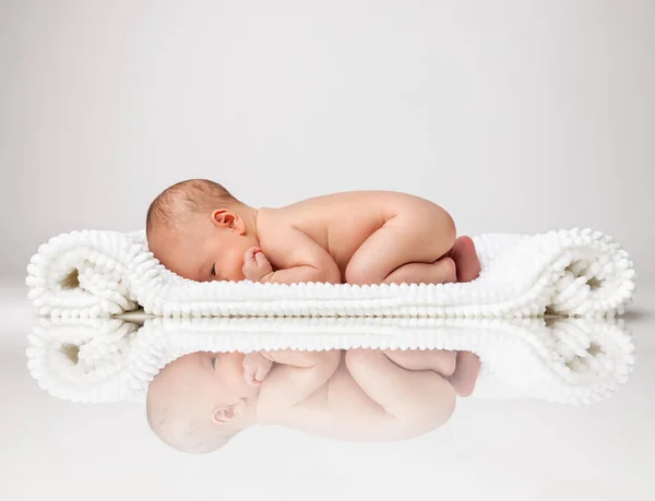 Bebê recém-nascido bonito deitado em um cobertor — Fotografia de Stock