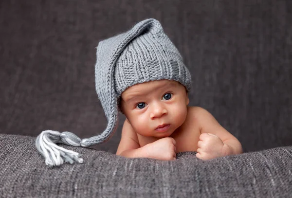 Hermoso recién nacido con un lindo sombrero gris — Foto de Stock