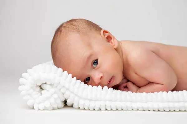 Niedliches Neugeborenes liegt auf einer Decke — Stockfoto