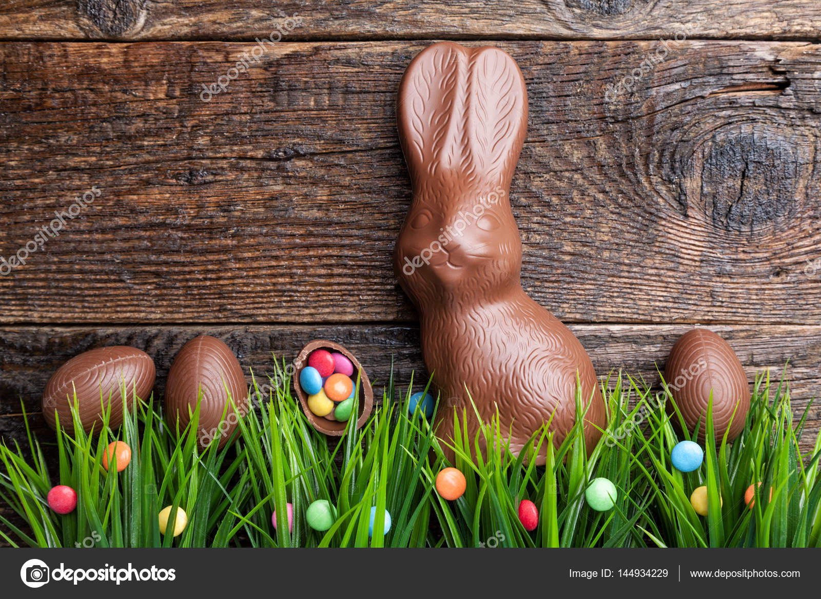 Çikolata Paskalya tavşanı ve ahşap arka plan üzerinde yumurta — Stok