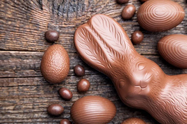 Čokoládové Velikonoční zajíček a vejce na dřevěné pozadí — Stock fotografie