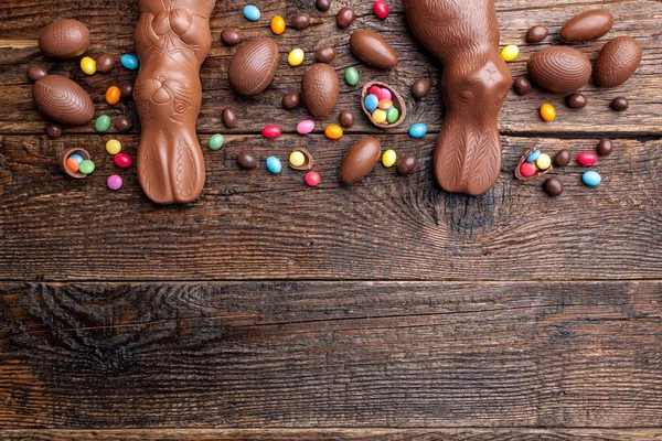 Lapin de Pâques chocolat et oeufs sur fond en bois — Photo