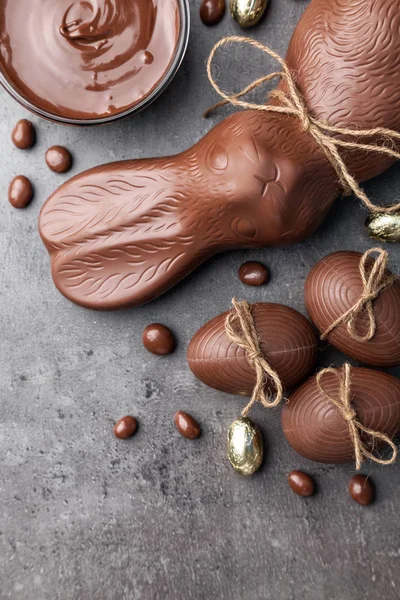 Choklad Påskharen och ägg på trä bakgrund — Stockfoto