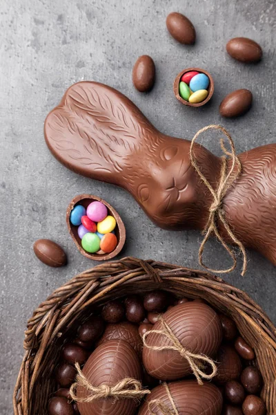 Chocolate Easter bunny and eggs on wooden background — Stock Photo, Image