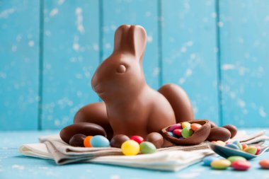Lezzetli çikolata Paskalya tavşanı, yumurta ve tatlılar 