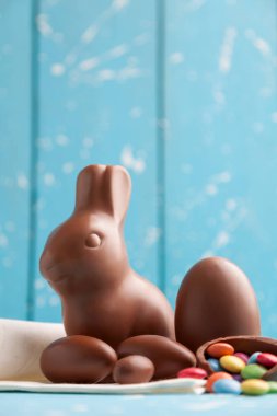 Lezzetli çikolata Paskalya tavşanı, yumurta ve tatlılar 
