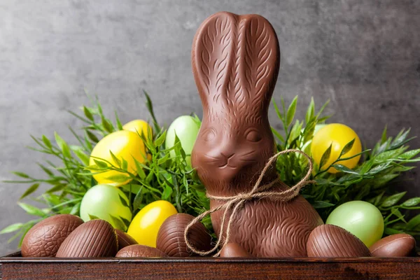 Tradiční Velikonoční čokoládové bunny a vajec uvnitř dřevěné bedně — Stock fotografie