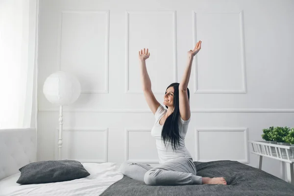 Hermosa mujer relajándose en la cama por la mañana —  Fotos de Stock