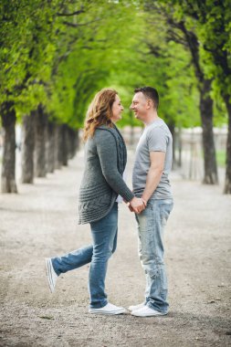 Seven çift açık havada bir parkta mutlu