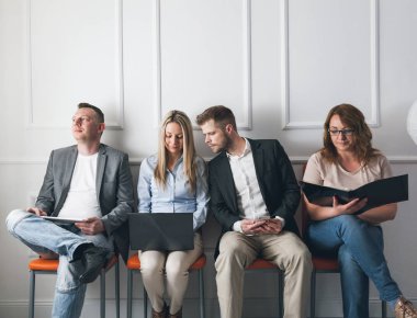 Grup bekleme odasında sandalyelere oturan yaratıcı insan