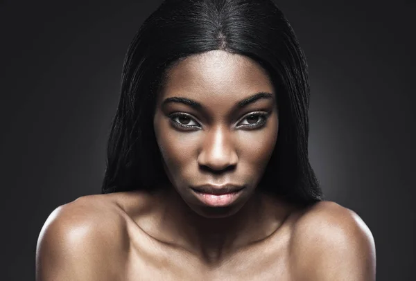 Mükemmel deri siyah güzel bir kadınla — Stok fotoğraf