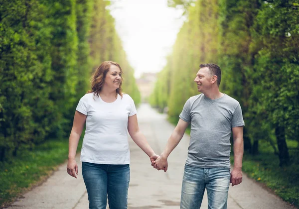 Feliz casal amoroso em um passeio romântico ao ar livre no parque — Fotografia de Stock