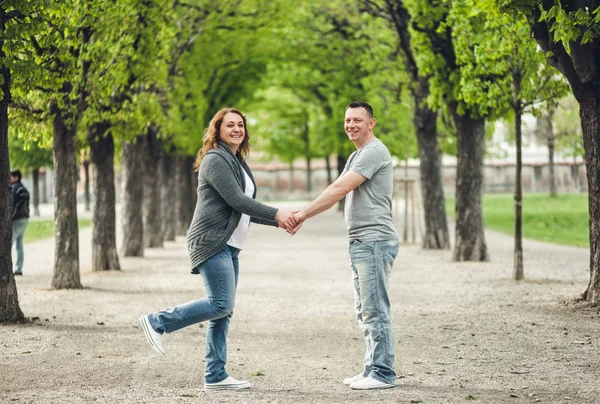 Happy älskande par utomhus i en park — Stockfoto