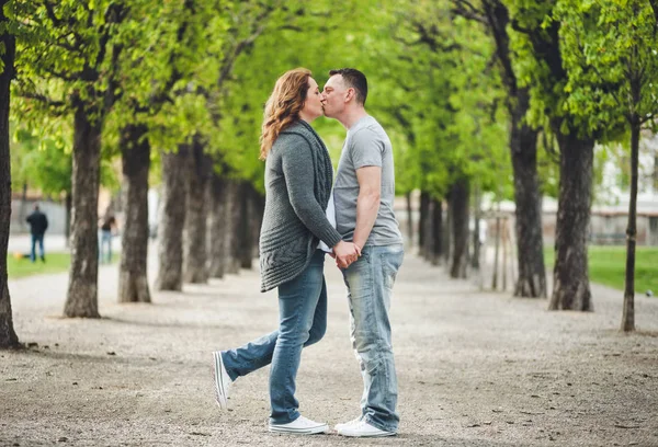 Happy liefdevolle paar buiten in een park — Stockfoto
