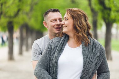 Seven çift açık havada bir parkta mutlu