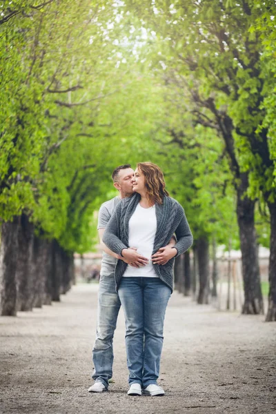 Happy liefdevolle paar buiten in een park — Stockfoto