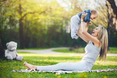 Açık havada bir parkta oğluyla mutlu anne
