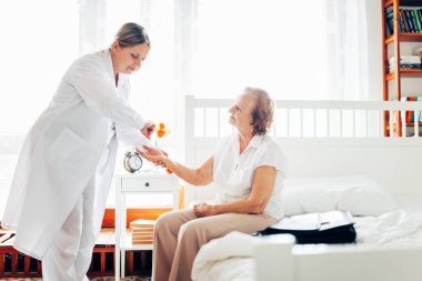 Yaşlılar için bakım sağlamak. Doktor ziyaret yaşlı hasta evde. 