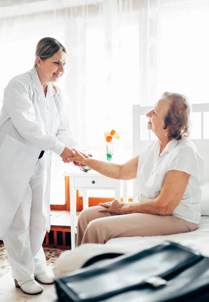 Zapewnienie opieki dla osób starszych. Lekarz wizyty starszych w domu pacjenta. — Zdjęcie stockowe