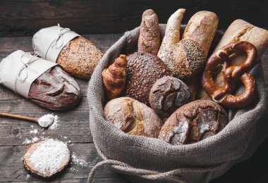 Ahşap arka plan bir torba içinde lezzetli taze ekmek