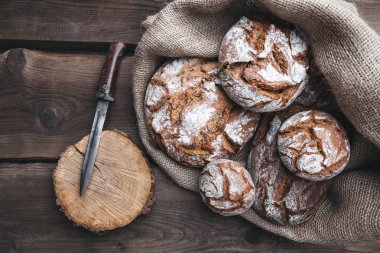 Ahşap arka plan bir torba içinde lezzetli taze ekmek