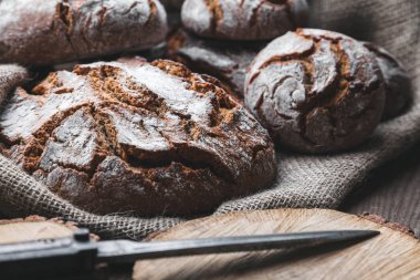 Ahşap arka plan bir torba içinde lezzetli taze ekmek