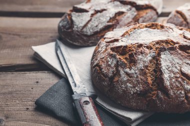 Ahşap arka planda lezzetli taze ekmek