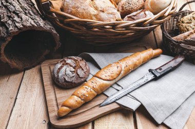 Ahşap arka planda lezzetli taze ekmek
