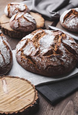 Ahşap arka planda lezzetli taze ekmek