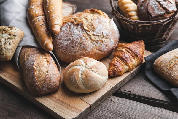 Ahşap arka planda lezzetli taze ekmek