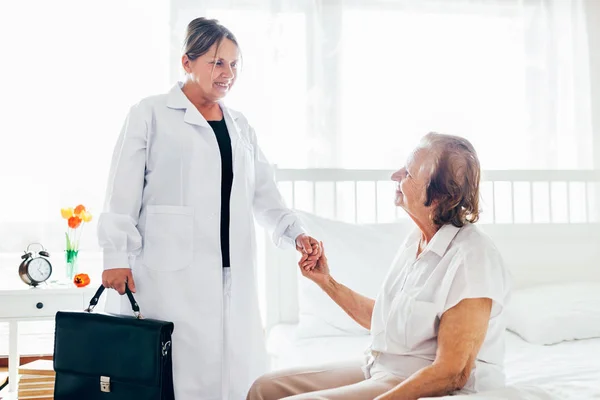 Fornire assistenza agli anziani. Medico visita paziente anziano a casa . — Foto Stock