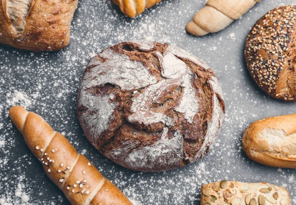 Çeşitli lezzetli taze ve sağlıklı ekmek — Stok fotoğraf