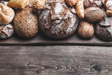 Ahşap arka planda lezzetli taze ekmek