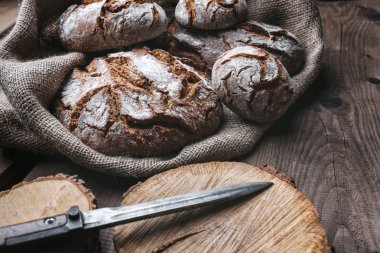 Ahşap arka plan bir torba içinde lezzetli taze ekmek