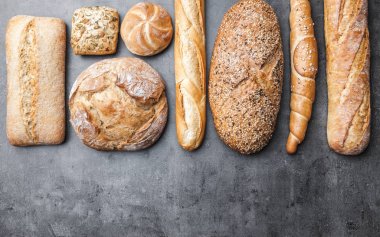 Ahşap arka plan üzerinde lezzetli taze beyaz ekmek