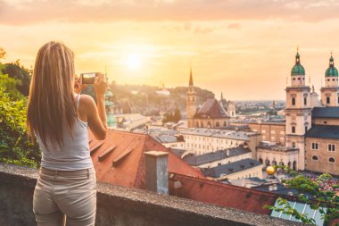 Güzel bir fotoğraf Salzburg Avusturya'da günbatımı çekici turizm