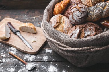 Ahşap arka plan bir torba içinde lezzetli taze ekmek