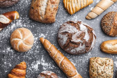 Rustik arka plan üzerinde lezzetli taze ekmek