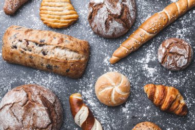 Rustik arka plan üzerinde lezzetli taze ekmek