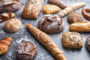 Rustik arka plan üzerinde lezzetli taze ekmek