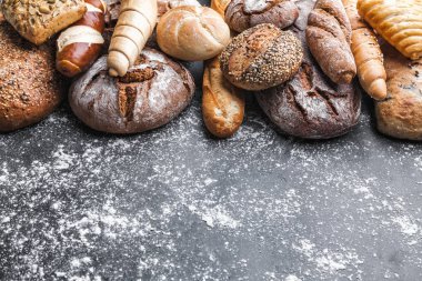 Rustik arka plan üzerinde lezzetli taze ekmek