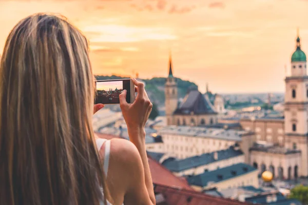 Turista tomando una foto de la hermosa puesta de sol en Salzburgo Austria —  Fotos de Stock