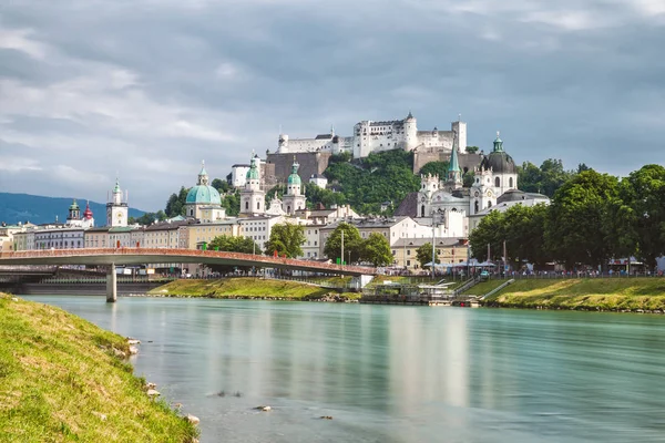 Vista panorámica de la hermosa Salzburgo en Austria — Foto de Stock