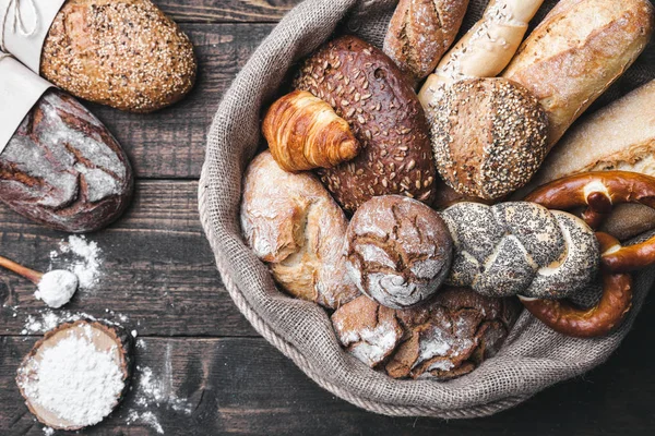 Ahşap arka plan bir torba içinde lezzetli taze ekmek — Stok fotoğraf