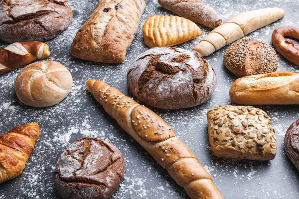 Rustik arka plan üzerinde lezzetli taze ekmek