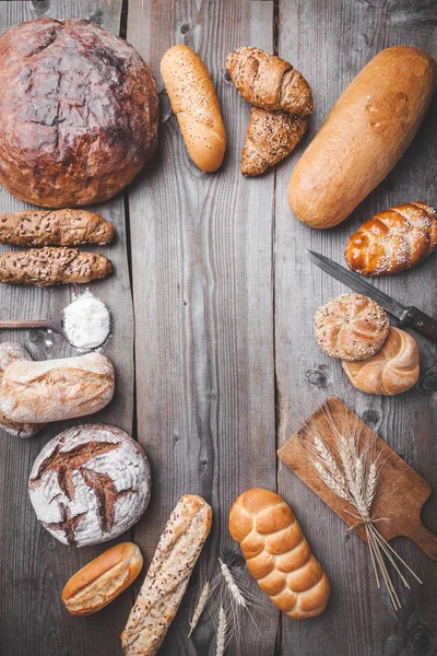 木制背景的美味新鲜面包 — 图库照片