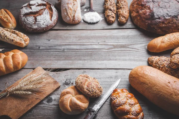 Ahşap arka planda lezzetli taze ekmek